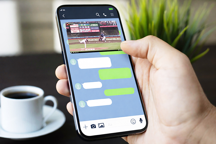 スマートフォンの画面。他のアプリを操作しながら、小窓で試合映像を表示（ピクチャ・イン・ピクチャ）している様子。