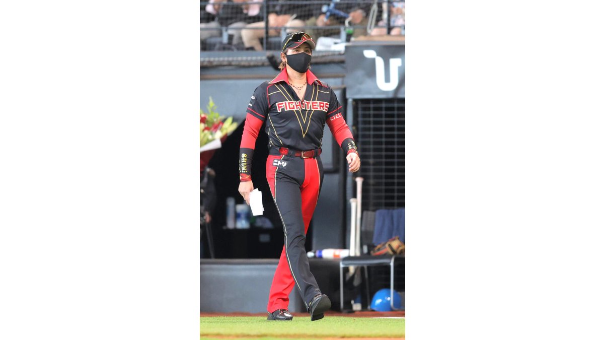 日本ハム】新庄監督、襟付きド派手ユニで快勝「ヒーローになれましたね