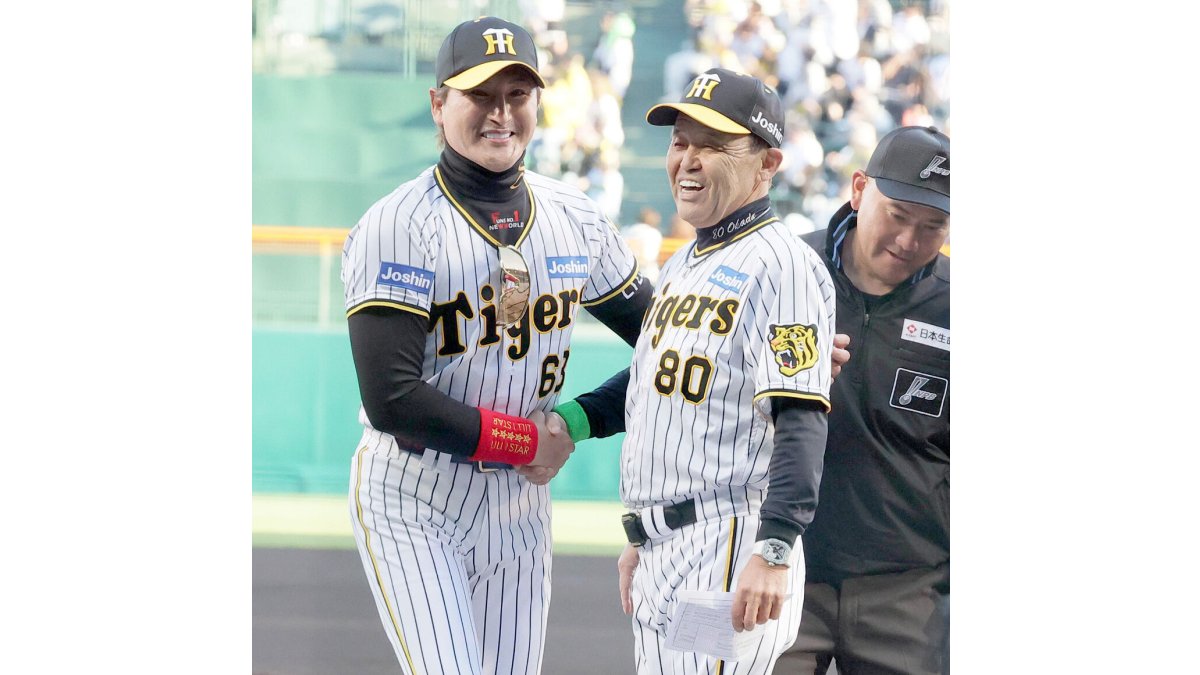 日本ハム】新庄剛志監督が阪神のユニホーム姿でメンバー交換 背番号６３に甲子園騒然｜パ・リーグ.com｜プロ野球