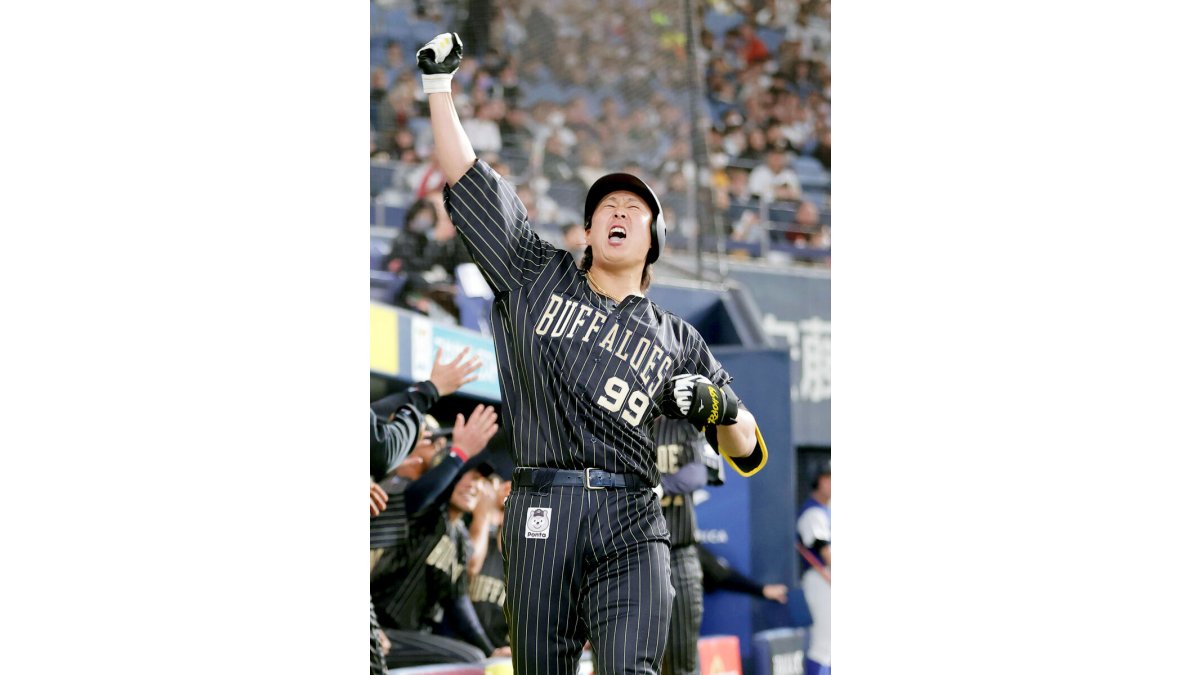オリックス】昨季からユニホーム2サイズダウン 4番ラオウが今季1号
