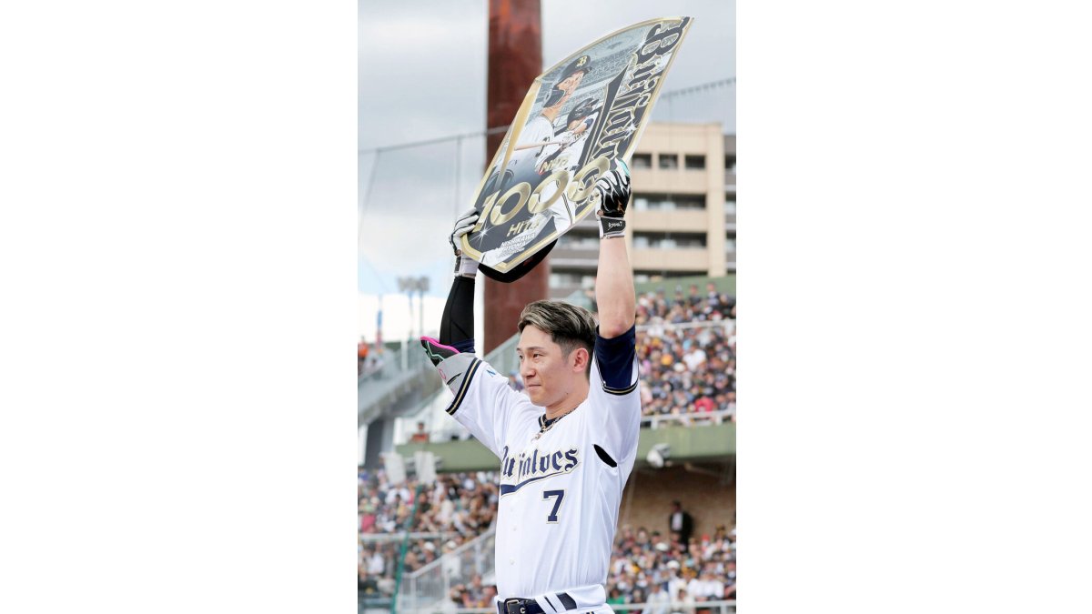 西川龍馬 1000安打達成記念 フレーム入り 西川龍馬選手「通算1000試合