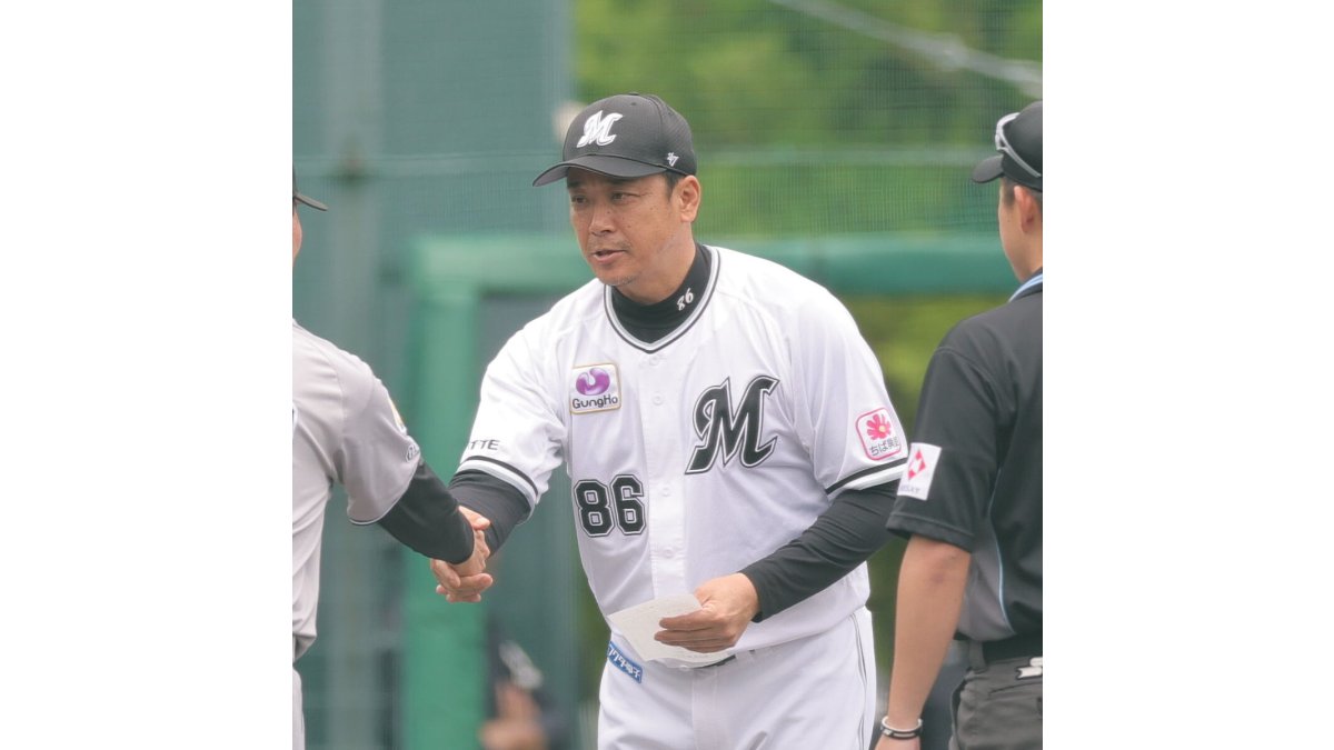 千葉ロッテマリーンズ　福浦和也 2軍監督　実使用　 支給品 西武松井2軍監督がロッテ福浦にサプライズ花束「いいライバルだった
