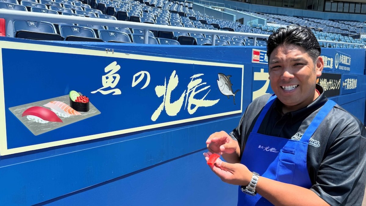 千葉ロッテ上野選手15が使っていたスパイク ロッテ、井上晴哉さんが7月5日に「魚の北辰 柏タカシマヤ店」の1日店長
