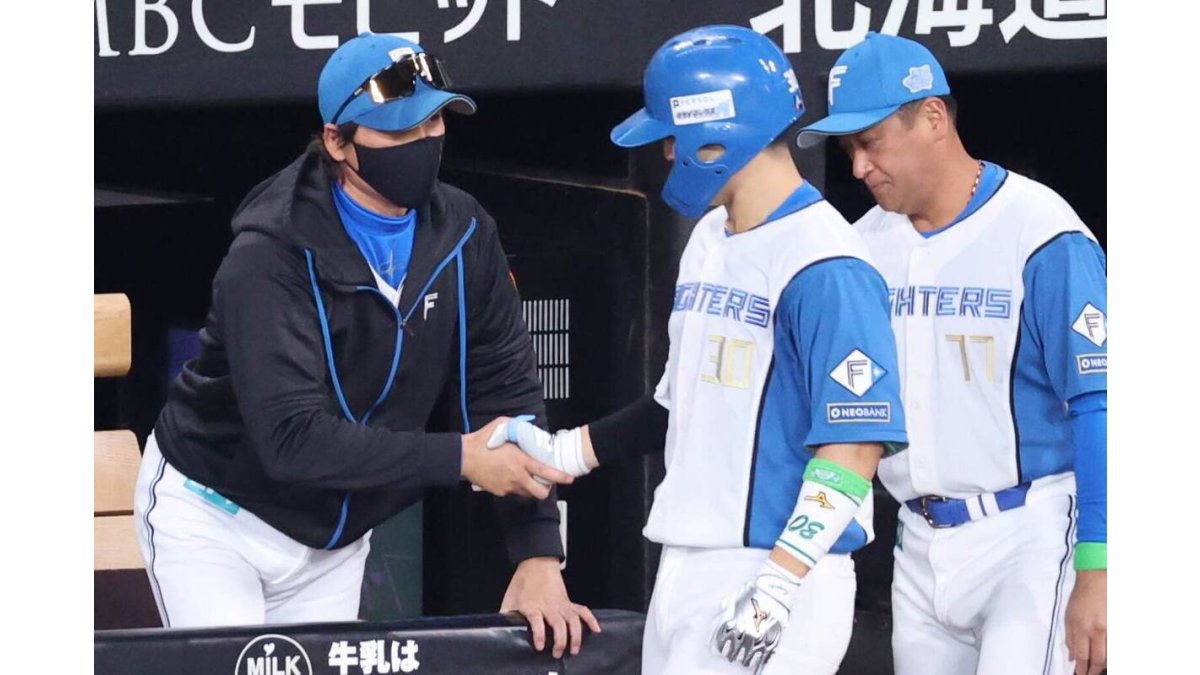パCS】日本ハム・郡司裕也が4回に左翼エスカレーター側面直撃の1号
