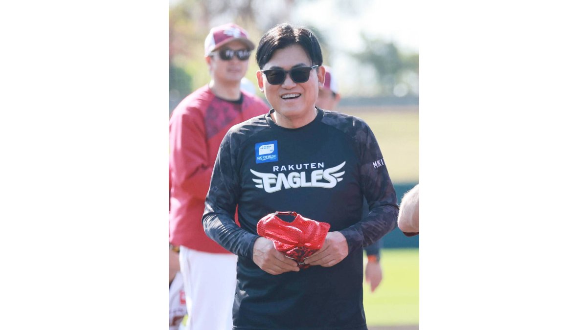 楽天】三木谷浩史オーナーがキャンプ視察 新加入の前田健太と握手する