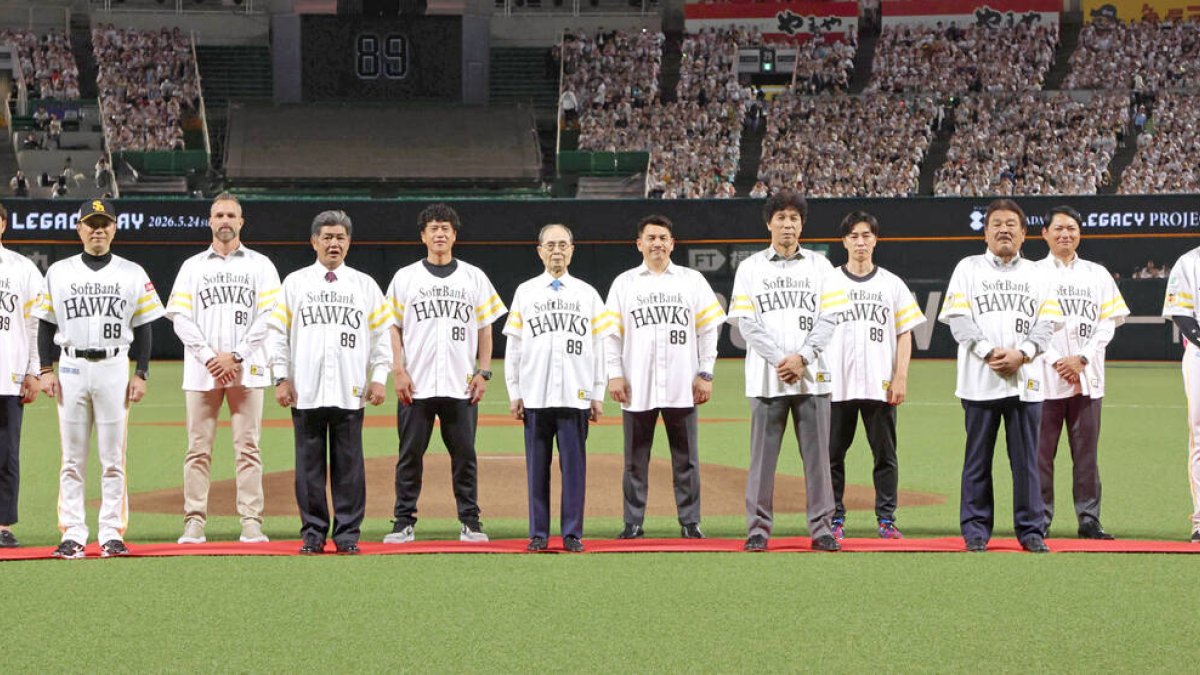 小久保選手プロコレリストバンド（ホーム）　80周年記念Tシャツ（Sサイズ） 楽天市場】文字刺繍代金込み 野球 久保田スラッガー リストバンド 片手