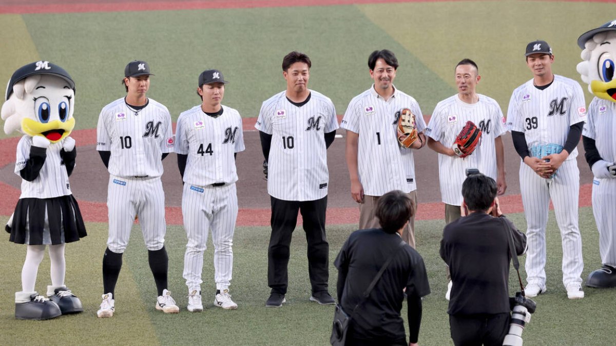 ロッテ】球団OBのスポーツ報知・加藤翔平記者らが始球式で貫禄の