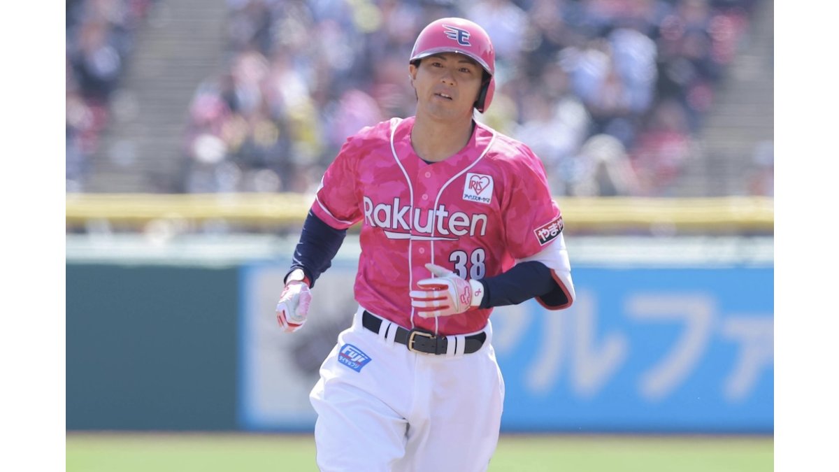 Rakuten Eagles 's Naoki Sato shines both offensively and