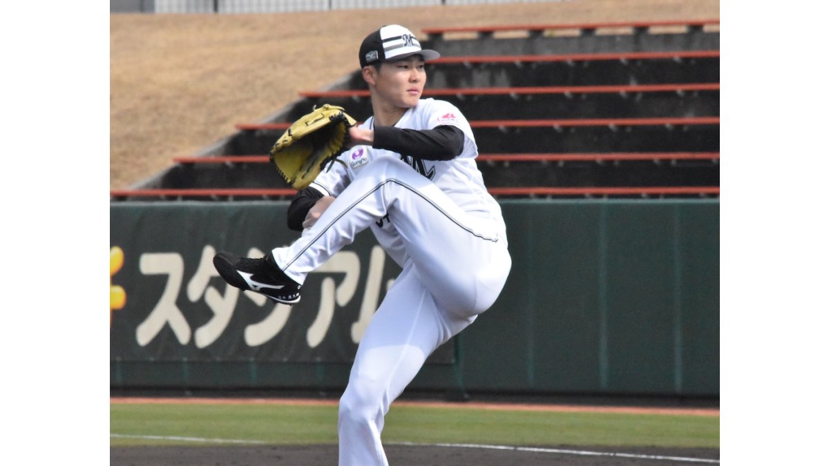 Lotte's Koshiro Hiroike 