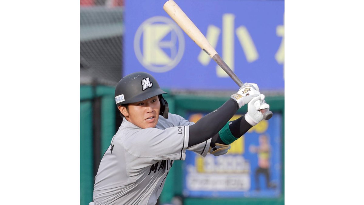 ロッテ】松川虎生が珍プレー 9回の打席でエルボーガード装着の手伝い