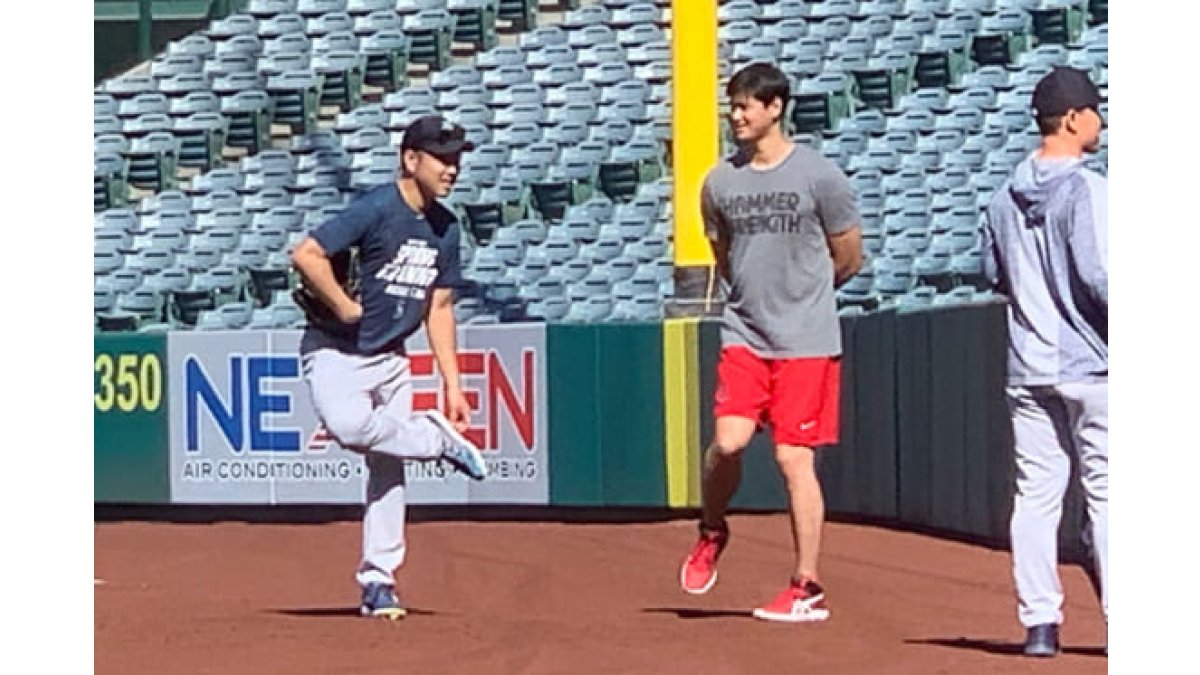 大谷翔平メジャーリーグカード菊池流星 笑顔を見せる大谷翔平（左）と菊池雄星（mlbjapanのインスタグラムから