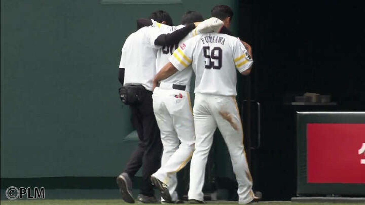 期待の若手が試合中の怪我で負傷 上り調子の鷹にまたも災難 パ リーグ Com プロ野球