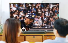 リビングのテレビでパ・リーグTVを視聴している様子