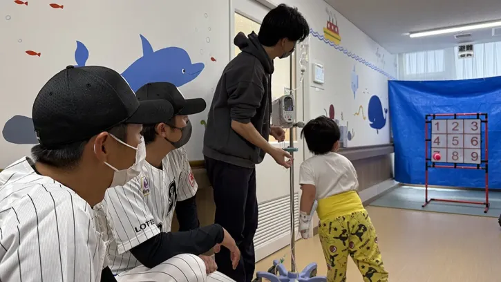 唐川侑己、河村説人が成田赤十字病院を訪問　小児がんで闘病中の子どもたちと交流