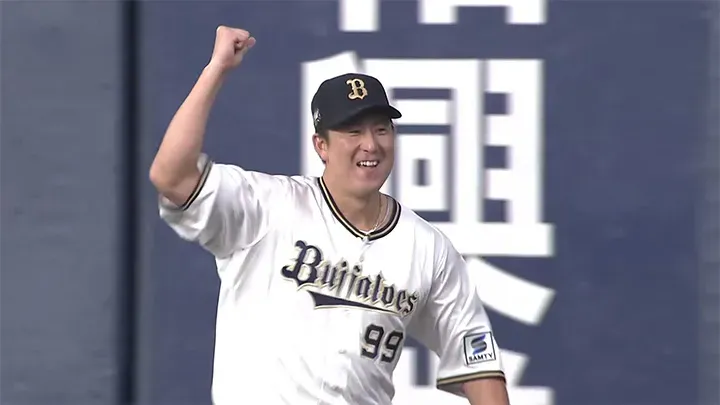 Yutaro Sugimoto 's great play saved the team with a high-five from the fans after a great catch and return!