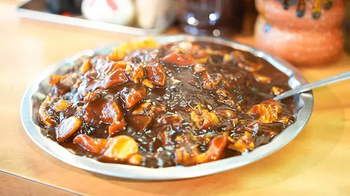 行列必至〈マルトマ食堂〉のホッキカレーがエスコンフィールドに期間限定で登場！【パ・リーググルメ部 #5】