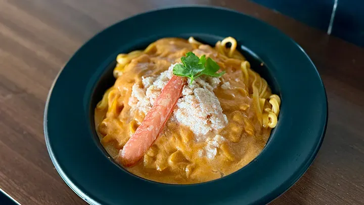郡司裕也の“名フレーズ”が商品名に！　濃厚カニクリームパスタ【パ・リーググルメ部 #7】